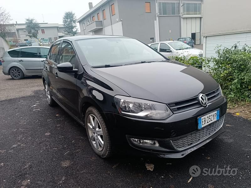 Nero Usata 2010 VW Polo Tre volumi | 3800 € (Buon prezzo) - Immagine 1/4