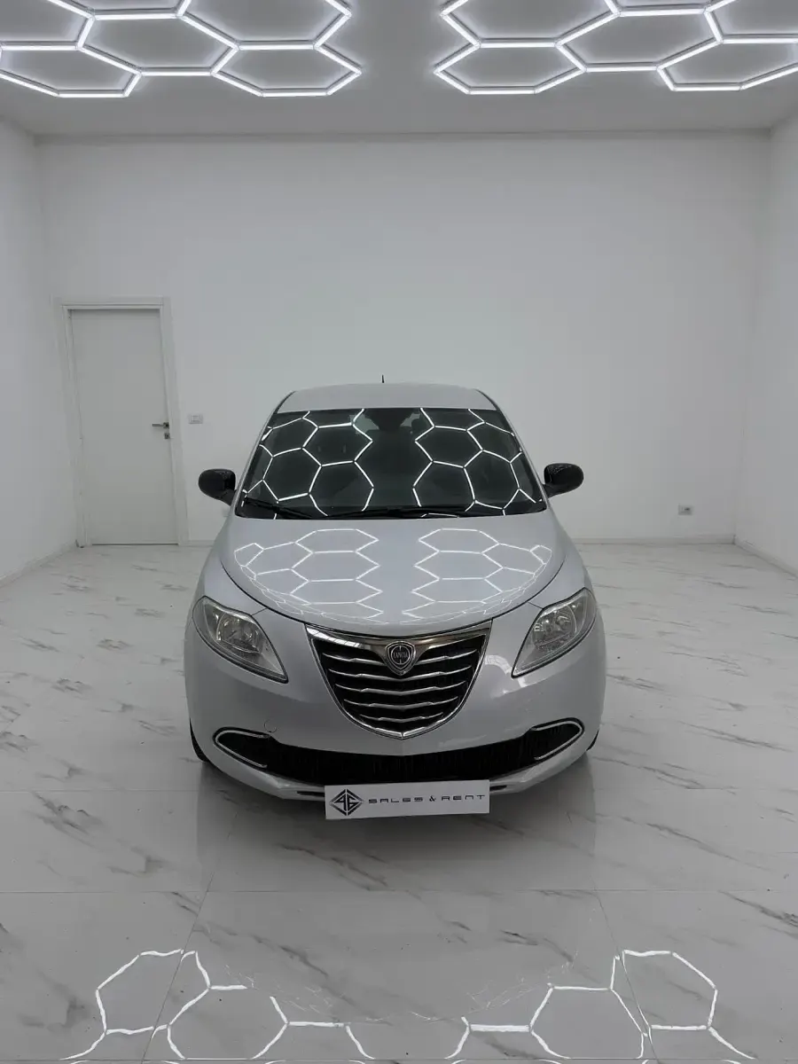 Usata Lancia Ypsilon Silver 85 CV (62 kW) 2014 Argento Utilitaria