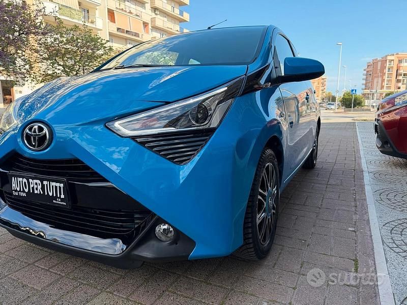 Usata Toyota Aygo Connect Style 72 CV (52 kW) 2020 Blu Utilitaria