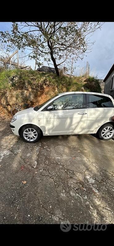 Usata Lancia Ypsilon 75 CV (55 kW) 2005 Bianco Utilitaria