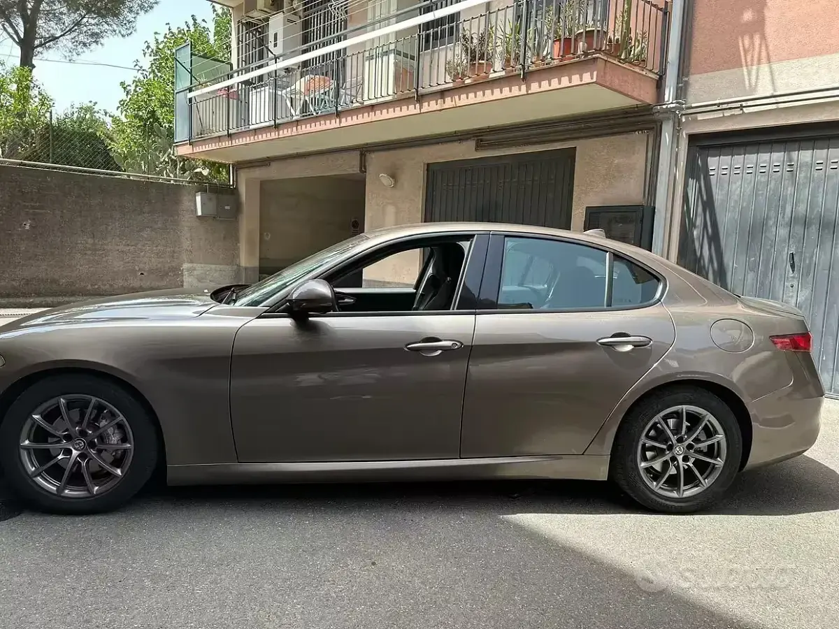 Usata Alfa Romeo Giulia 150 CV (110 kW) 2016 Marrone Berlina