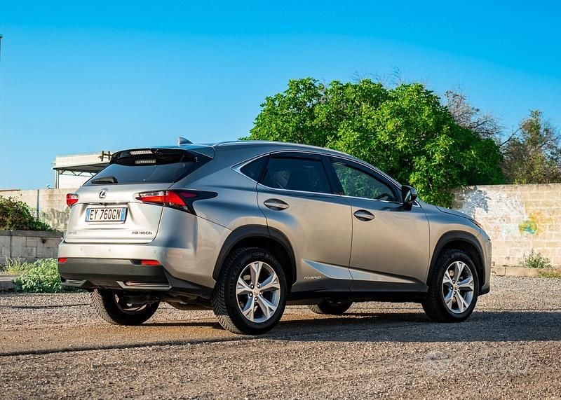 Usata Lexus NX300h Luxury Line 197 CV (144 kW) 2015 Argento SUV