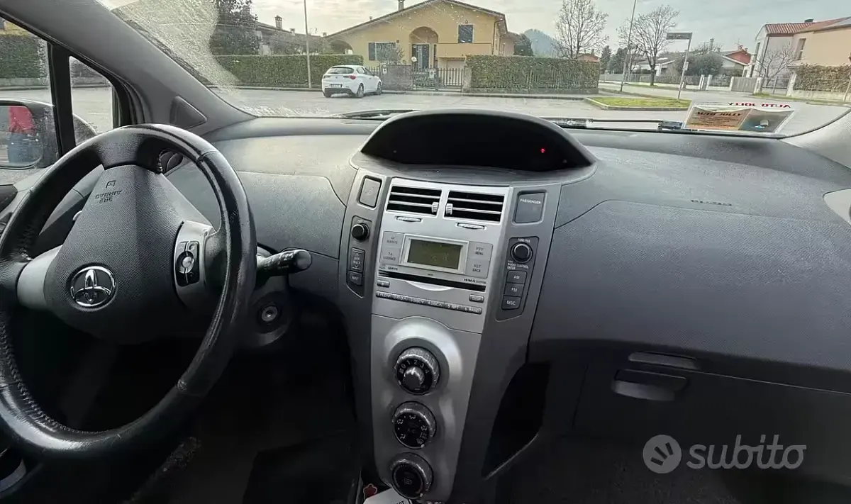 Usata Toyota Yaris 69 CV (50 kW) 2006 Grigio Berlina