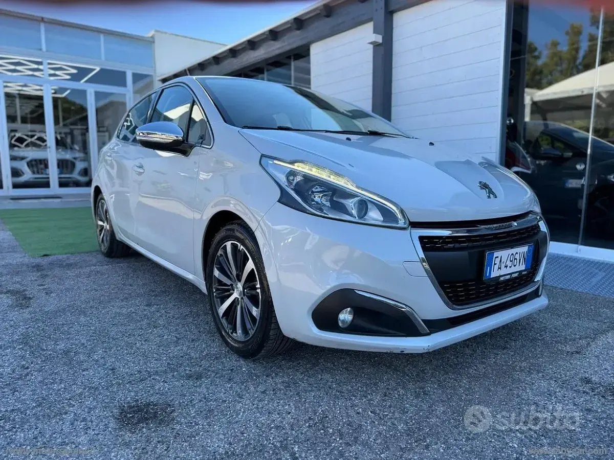 Usata Peugeot 208 Allure 75 CV (55 kW) 2015 Bianco Utilitaria
