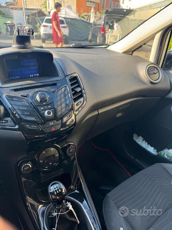 Usata Ford Fiesta 75 CV (55 kW) 2014 Bianco Utilitaria