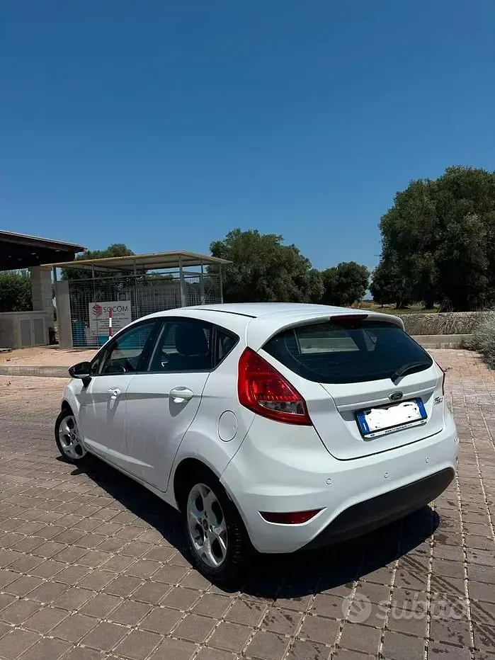 Usata Ford Fiesta 70 CV (51 kW) 2012 Bianco Berlina