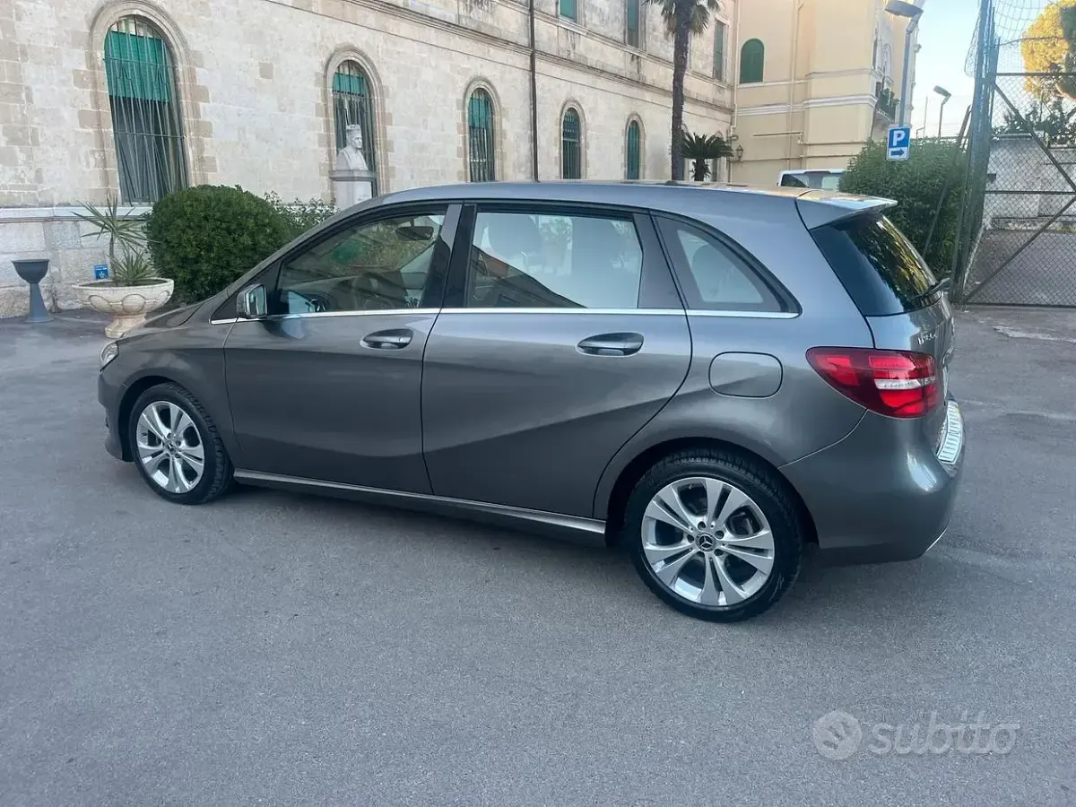 Usata Mercedes B180 Executive 109 CV (80 kW) 2019 Grigio Utilitaria