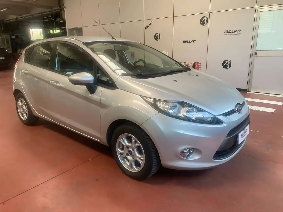 Usata Ford Fiesta 60 CV (44 kW) 2012 Argento Berlina