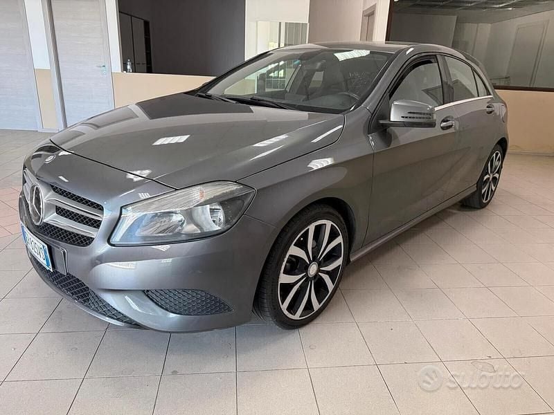 Grigio Usata 2013 Mercedes A180 Premium Tre volumi | 10.999 € (Buon prezzo) - Immagine 1/4
