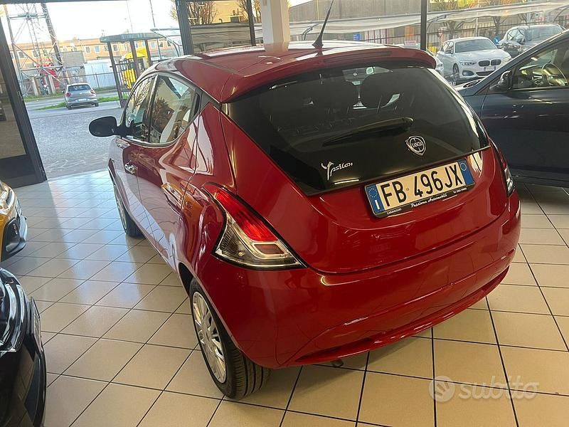 Usata Lancia Ypsilon Gold 69 CV (50 kW) 2015 Rosso Utilitaria