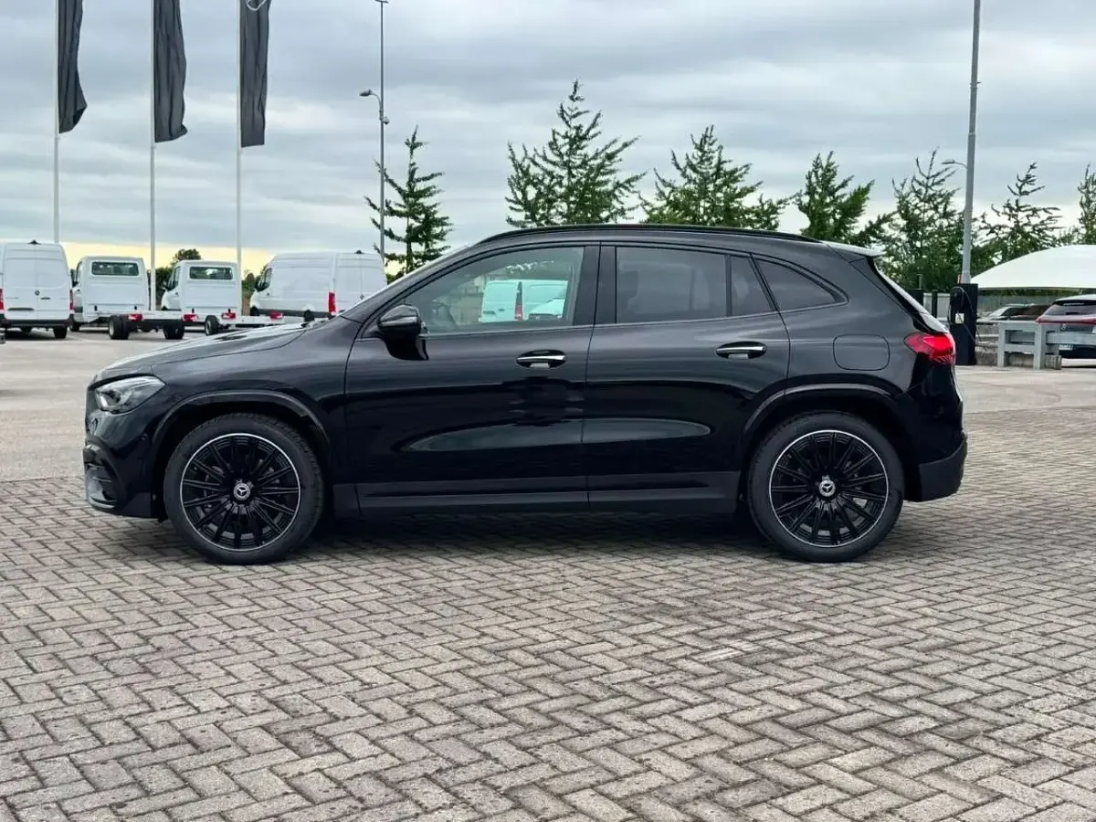 Nuova Mercedes GLA200 150 CV (110 kW) 2026 Nero notte SUV
