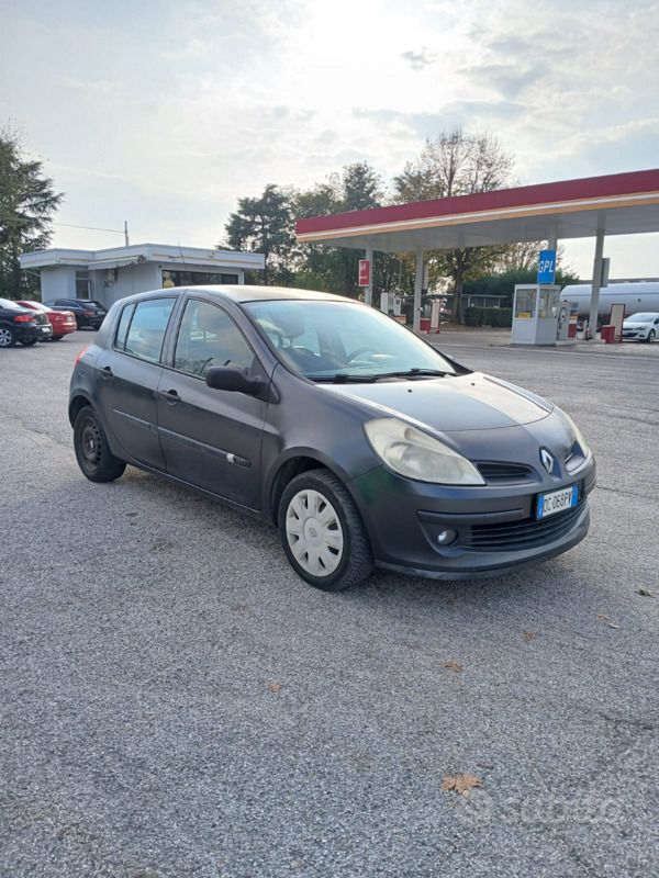 Usata 2006 Renault Clio II Tre volumi | 2200 € - Immagine 1/4