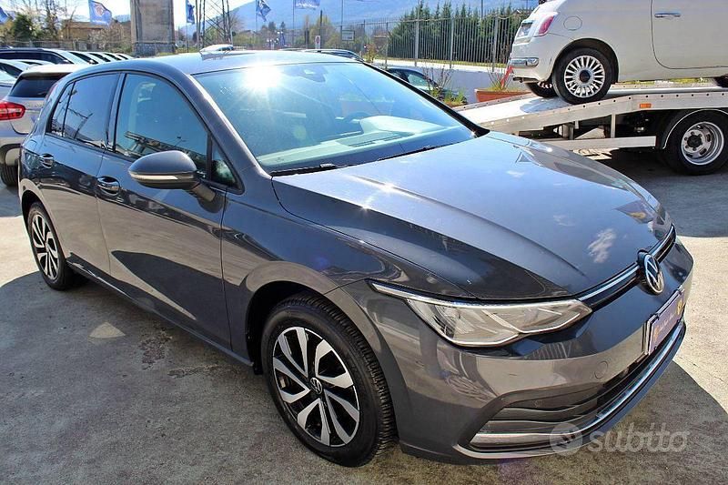 Usata VW Golf VIII Active 116 CV (85 kW) 2023 Grigio Berlina