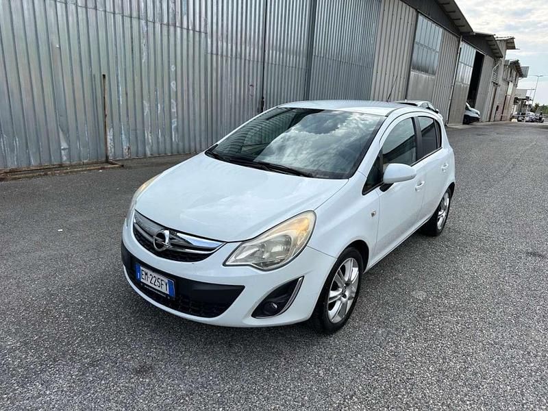 Usata Opel Corsa Edition 86 CV (63 kW) 2014 Bianco Berlina