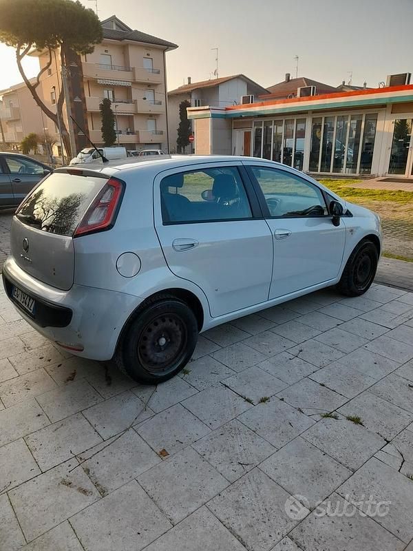 Usata Fiat Grande Punto 77 CV (56 kW) 2011 Bianco Utilitaria
