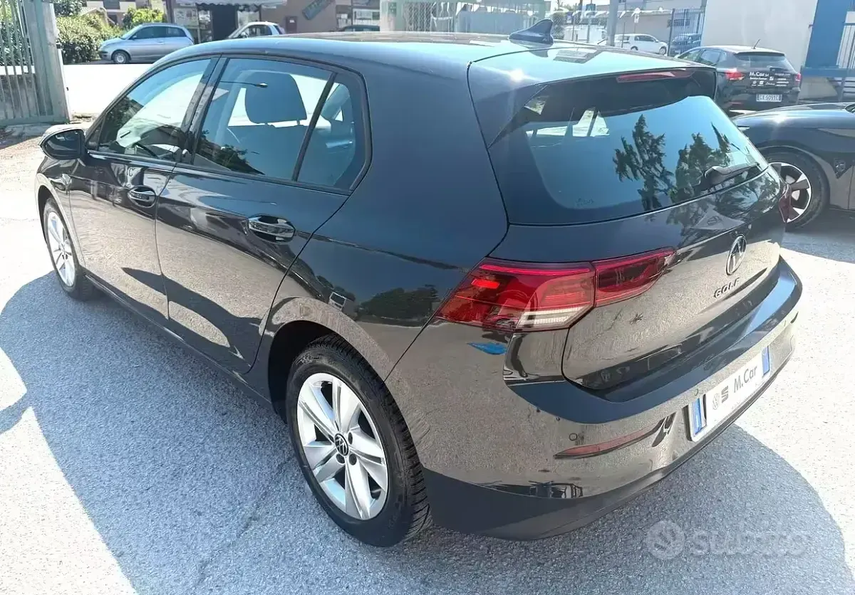 Usata VW Golf VIII Life 131 CV (96 kW) 2023 Urano gray Berlina