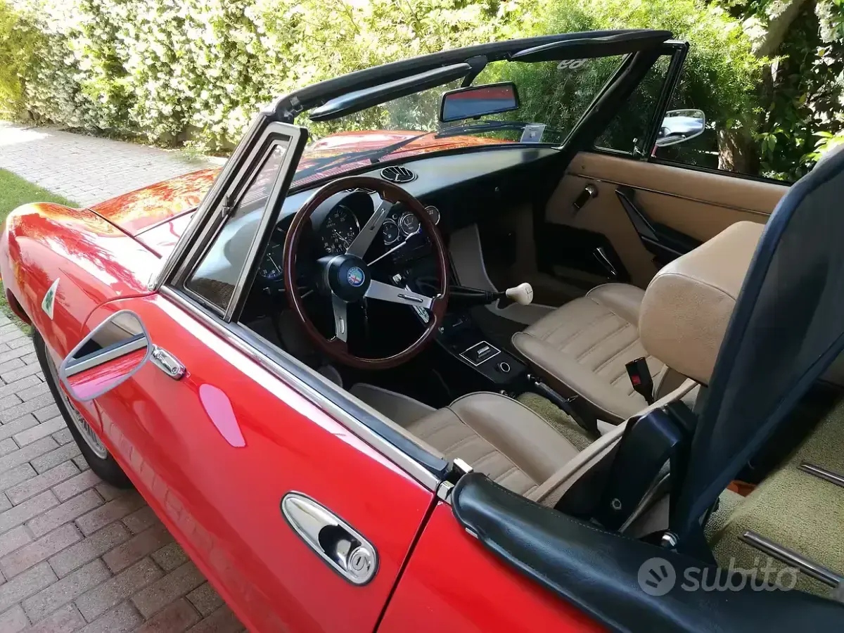 Usata Alfa Romeo 2000 128 CV (94 kW) 1981 Rosso Cabrio