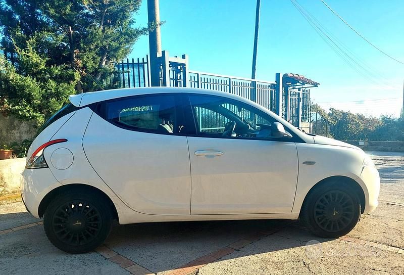 Usata Lancia Ypsilon 95 CV (69 kW) 2014 Bianco Utilitaria