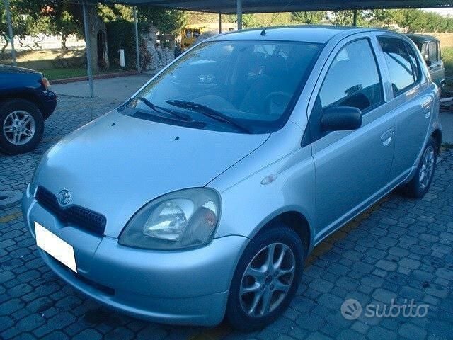 Begagnad Toyota Yaris Sol 68 HK (50 kW) 2000 Grå Sedan