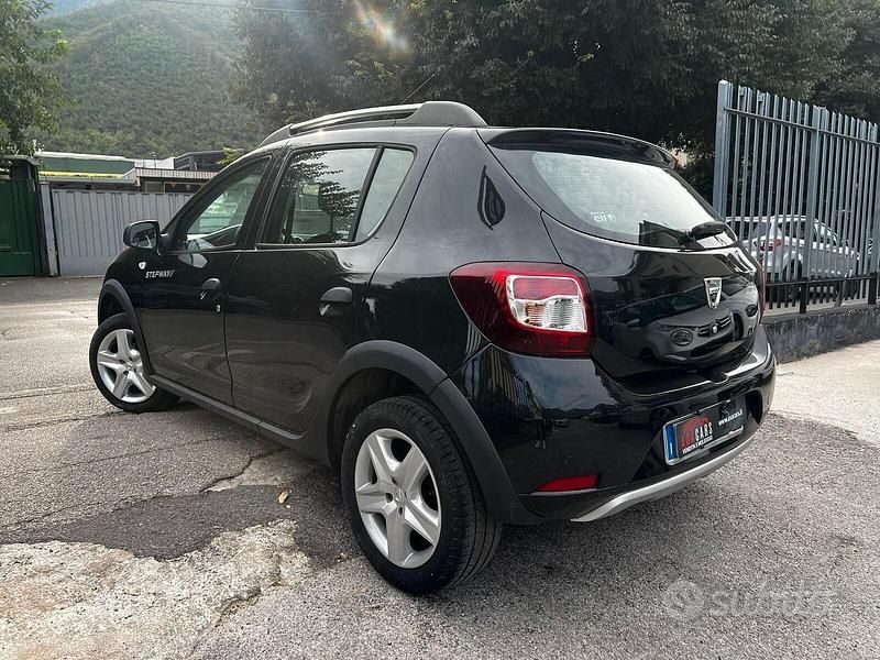 Usata Dacia Sandero Ambiance 90 CV (66 kW) 2015 Nero Utilitaria