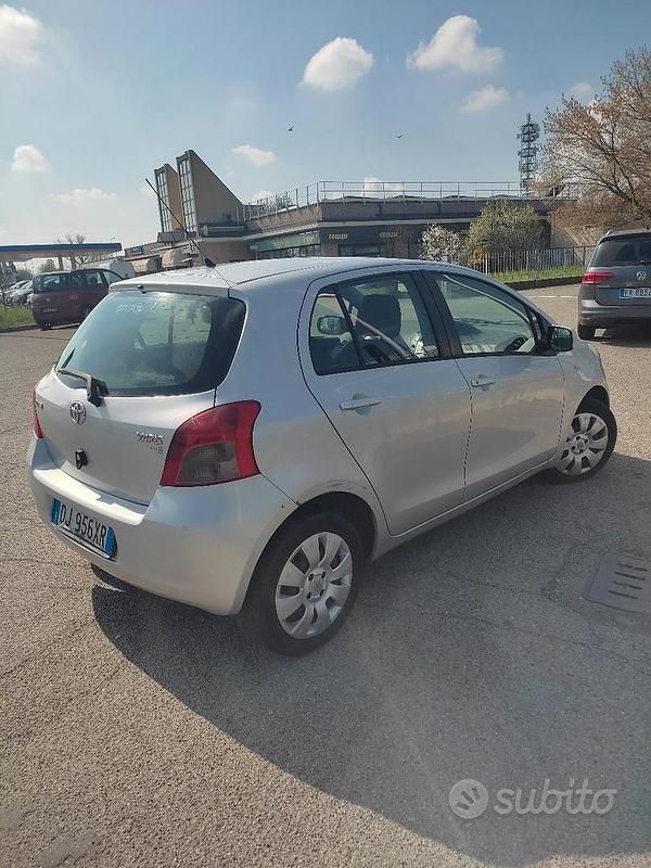 Occasion Toyota Yaris Luna 87 ch (63 kW) 2007 Gris Citadine