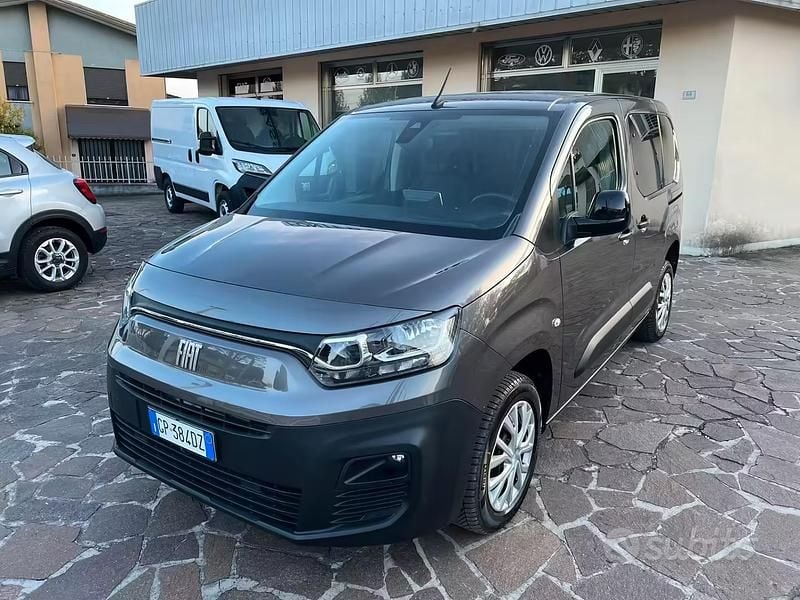 Usata Fiat Doblò 131 CV (96 kW) 2023 Grigio Monovolume