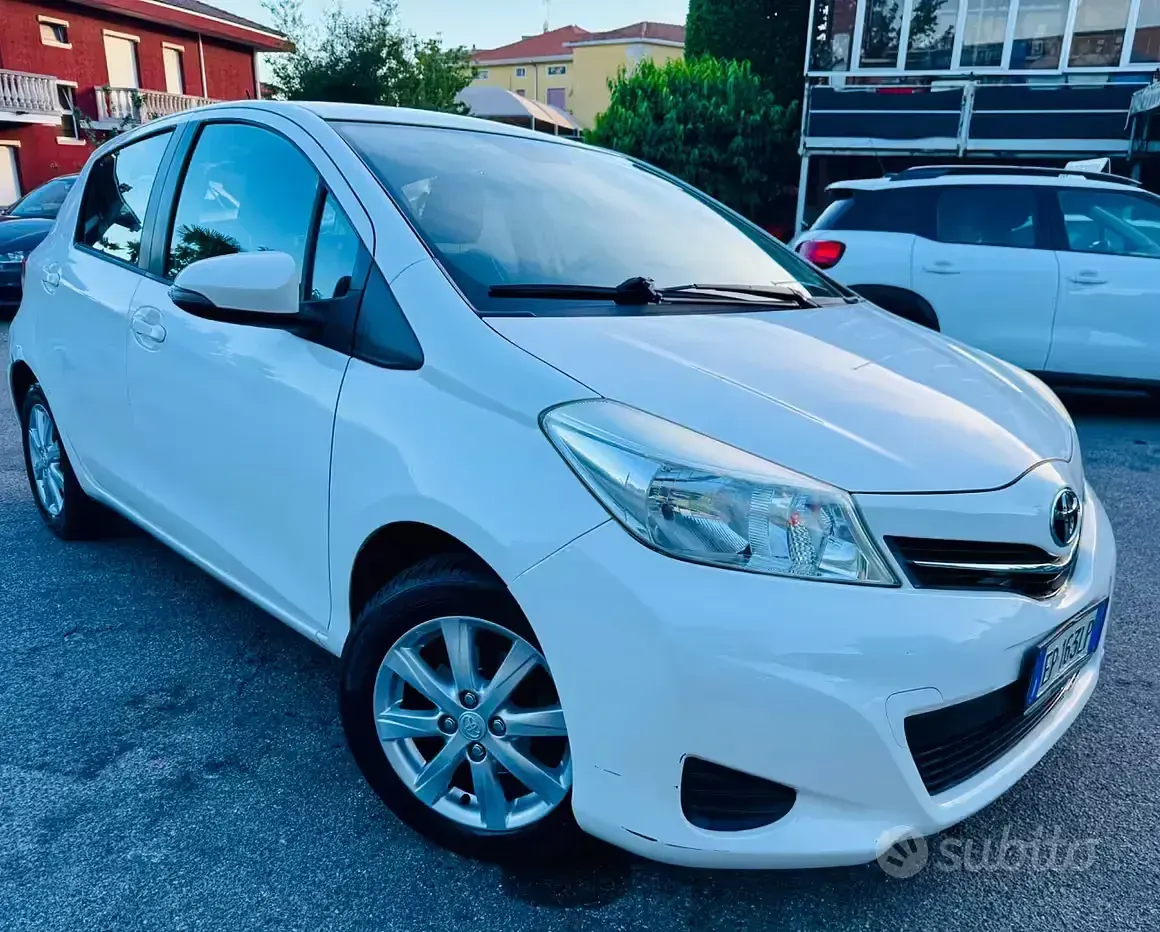 Usata Toyota Yaris Lounge 69 CV (50 kW) 2013 Bianco Utilitaria