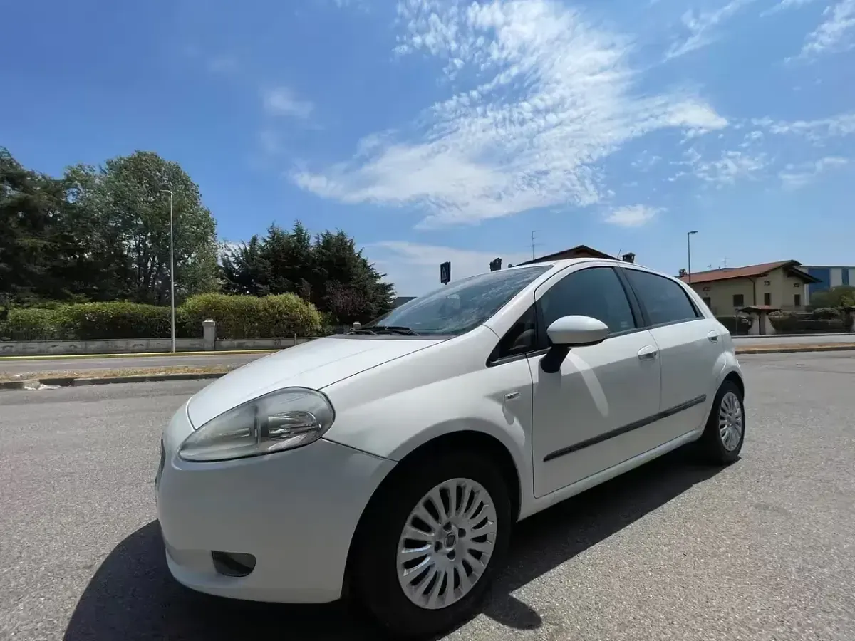 Usata Fiat Grande Punto Active 77 CV (56 kW) 2009 Bianco Utilitaria