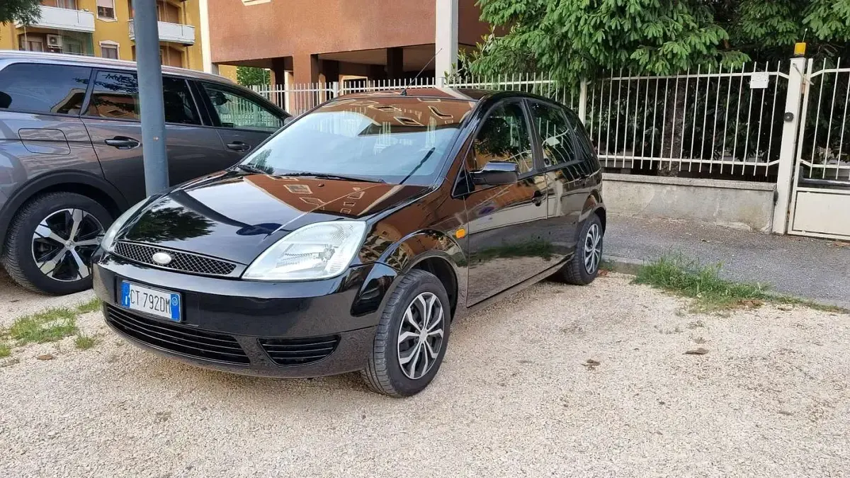 Usata Ford Fiesta Ghia 68 CV (50 kW) 2004 Nero Utilitaria