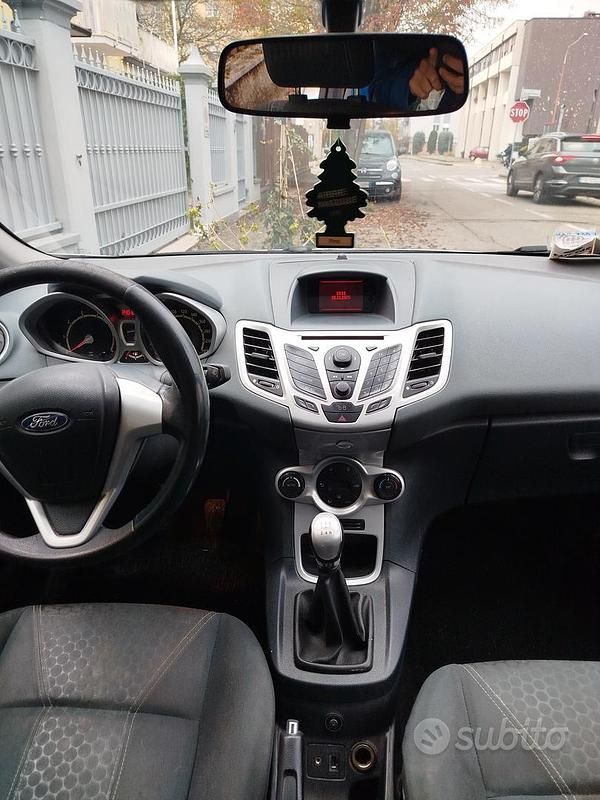 Usata Ford Fiesta 96 CV (70 kW) 2009 Grigio Berlina
