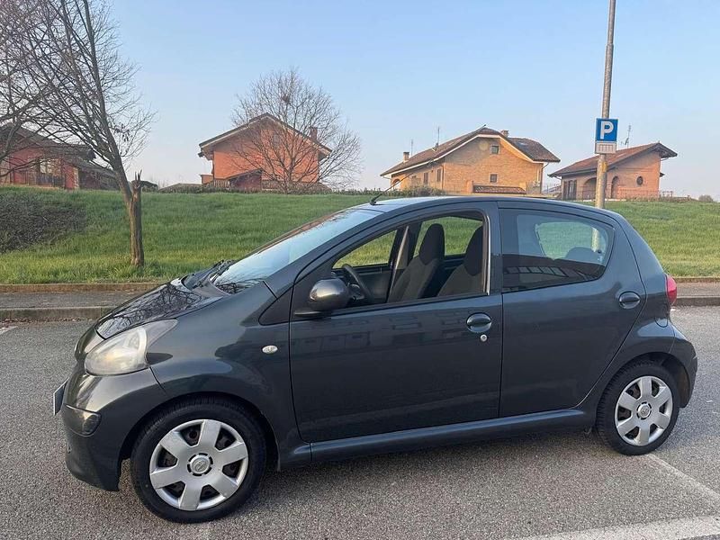 Usata Toyota Aygo 68 CV (50 kW) 2009 Grigio Utilitaria