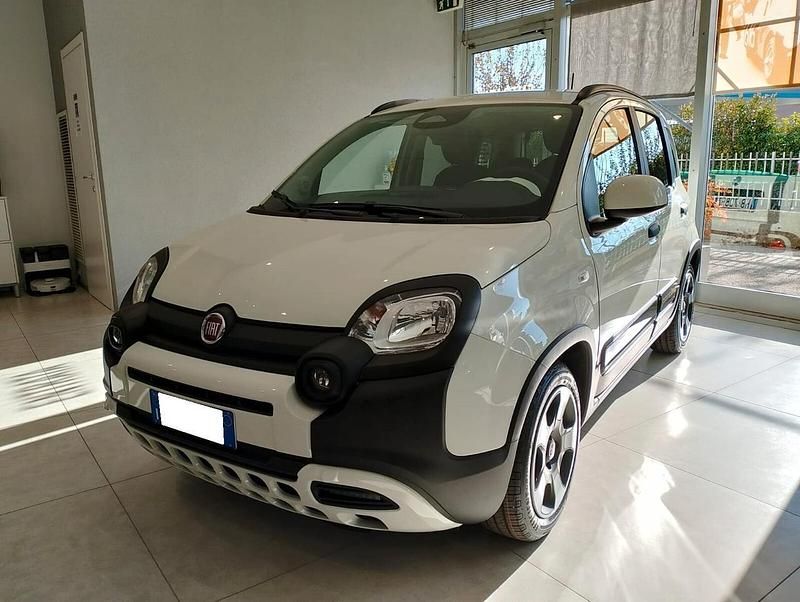 Bianco Nuova 2025 Fiat Panda Cross Cross Due volumi | 16.200 € - Immagine 1/4