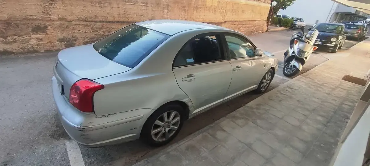 Usata Toyota Avensis 116 CV (85 kW) 2004 Grigio Berlina