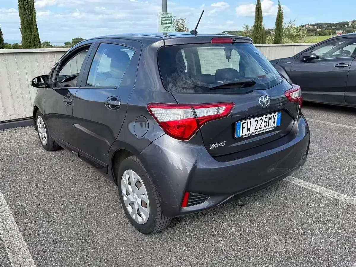 Second-hand Toyota Yaris Lounge 72 CP (52 kW) 2019 Gri Hatchback