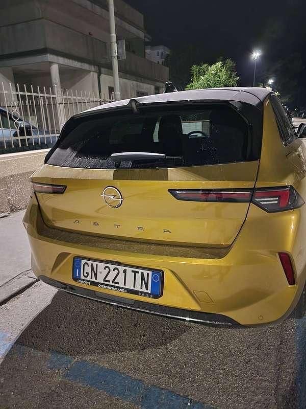 Usata Opel Astra Elegance 131 CV (96 kW) 2023 Oro Berlina