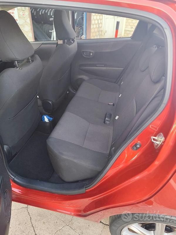 Usata Toyota Yaris 90 CV (66 kW) 2013 Rosso Utilitaria