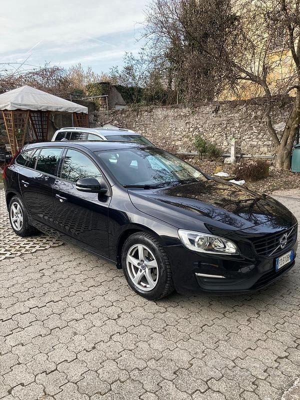 Usata Volvo V60 R-Design Kinetic 150 CV (110 kW) 2016 Nero Station wagon