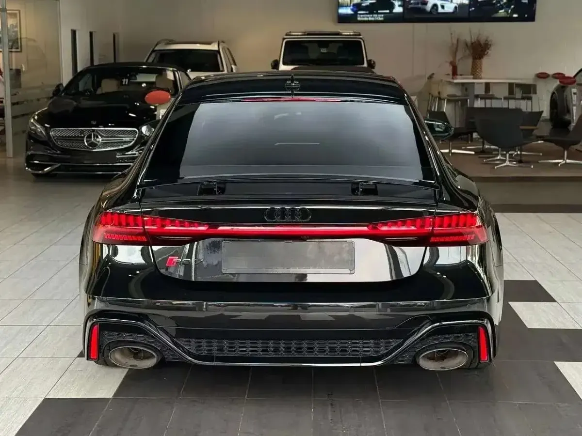 Usata Audi RS7 Ambiente 600 CV (441 kW) 2024 Nera mito Utilitaria