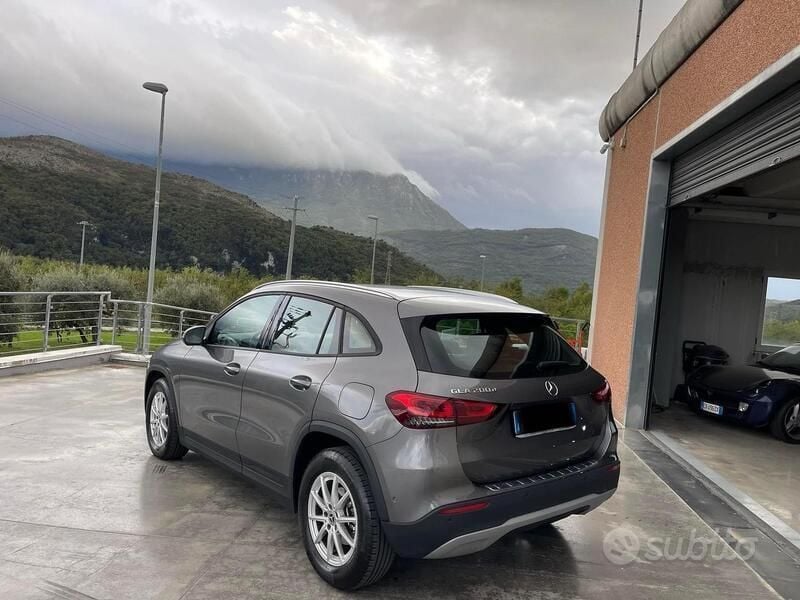 Usado Mercedes GLA200 Business 150 CV (110 kW) 2022 Gris SUV