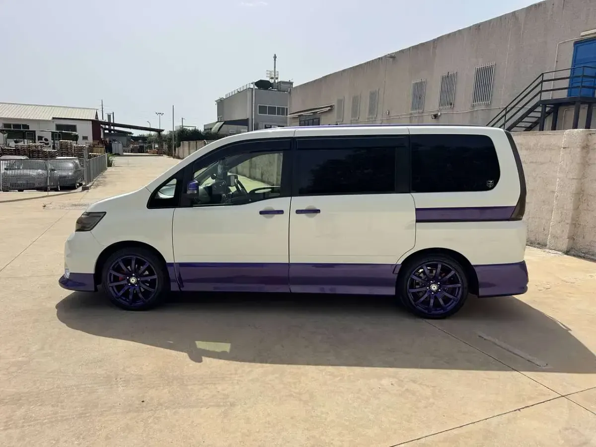 Usata Nissan Serena 137 CV (100 kW) 2010 Midnight purple & pearl white Monovolume