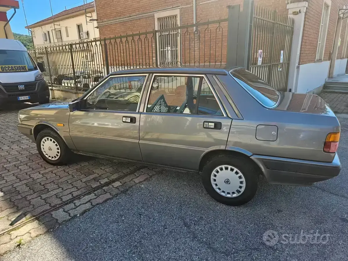 Usata Lancia Prisma 77 CV (56 kW) 1987 Grigio Berlina