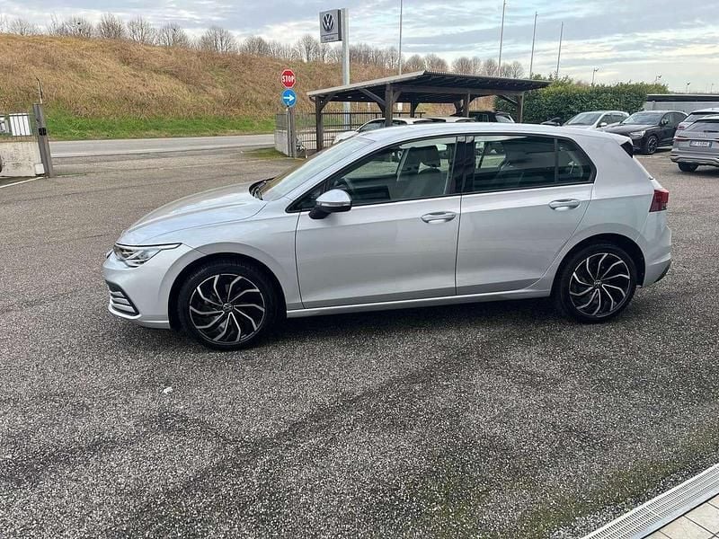 Usata VW Golf VIII Life 110 CV (80 kW) 2022 Reflex silver Berlina