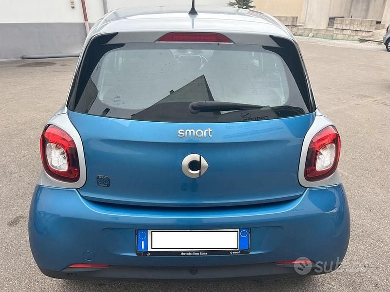 Usata Smart ForFour Electric Drive Passion 41 kW (56 CV) 2021 Blu Berlina