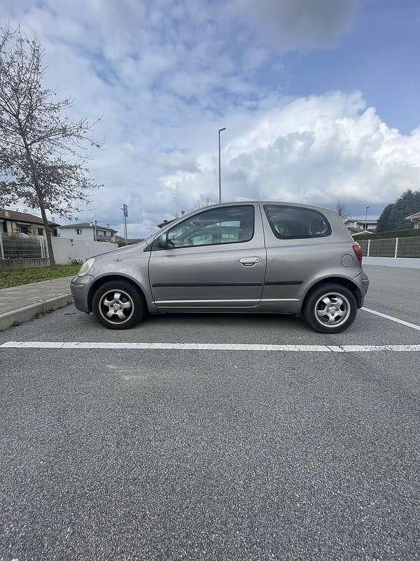 Usata Toyota Yaris 65 CV (47 kW) 2004 Grigio Utilitaria