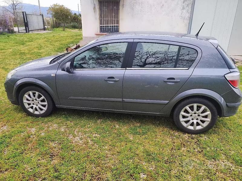 Usata Opel Astra 101 CV (74 kW) 2005 Grigio Berlina