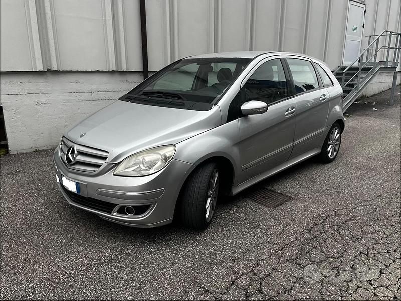 Usata Mercedes B200 140 CV (102 kW) 2006 Grigio Monovolume