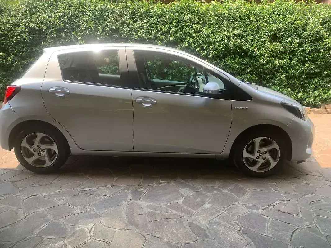 Usata Toyota Yaris Hybrid Style 75 CV (55 kW) 2015 Argento Berlina