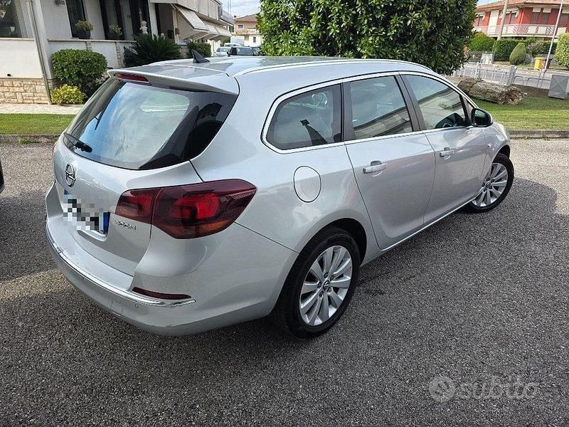 Usata Opel Astra Cosmo 110 CV (80 kW) 2015 Grigio pastello Station wagon