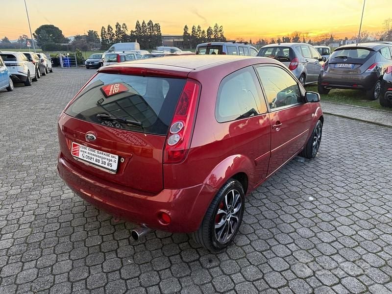 Usata Ford Fiesta Ghia 75 CV (55 kW) 2008 Rosso Utilitaria