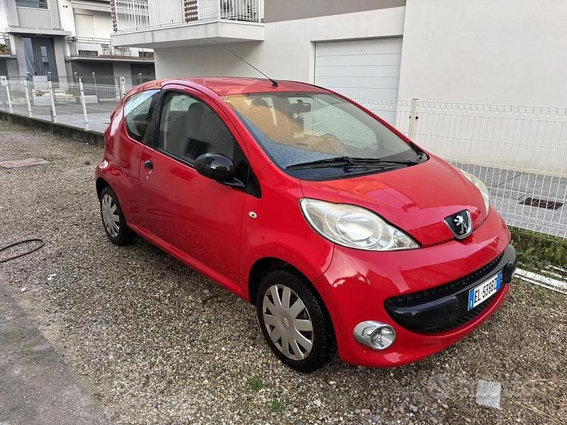 Usata Peugeot 107 68 CV (50 kW) 2007 Rosso Utilitaria